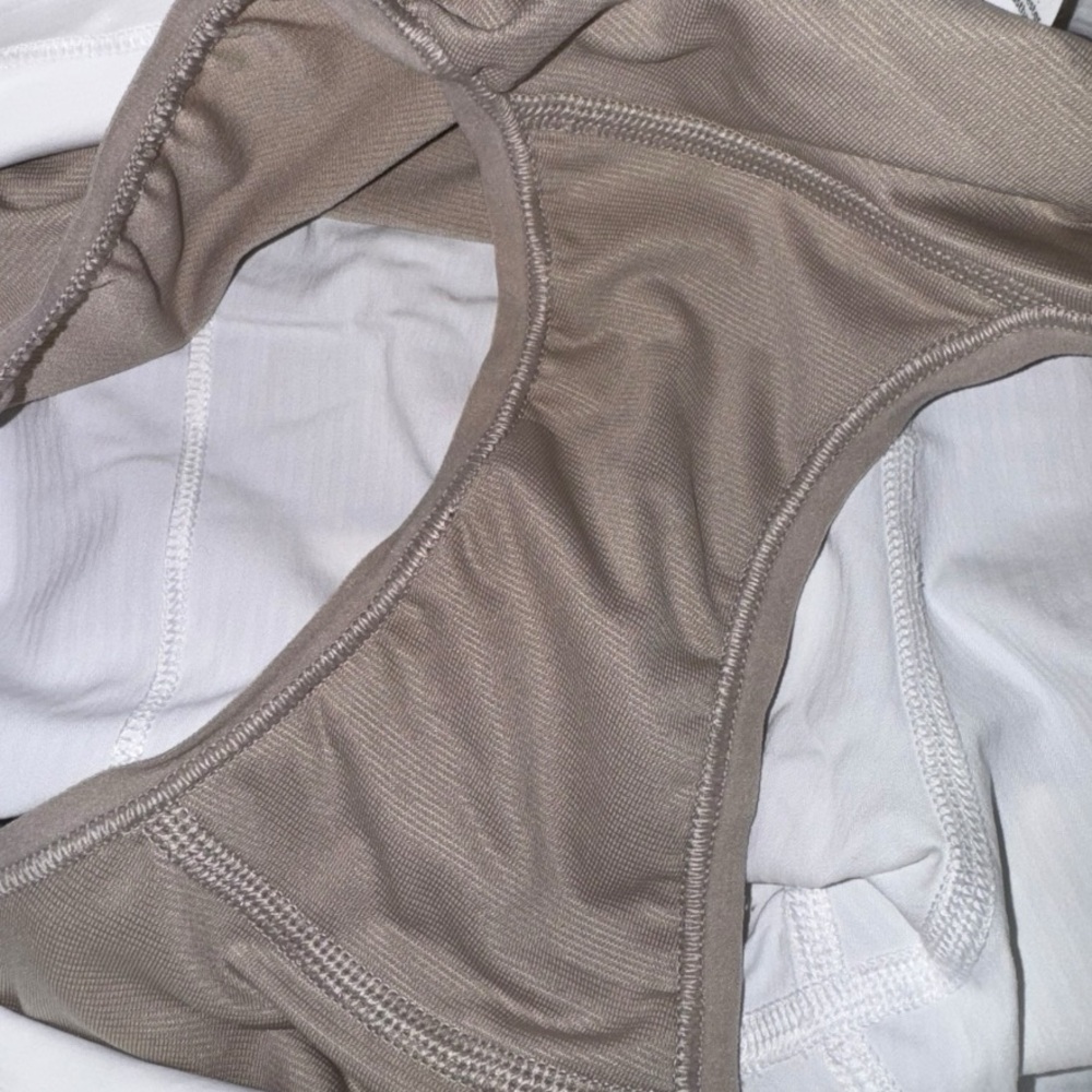 ** NWT ** RARE!!! LULULEMON Hawaiian Aloha Speed Up 2.5" Shorts Size 6 - Picture 9 of 13